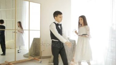 çocuk uygun bir kızın önünde dans break dans