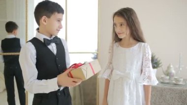 papyon bir hediye ile holding neşeli çocukta gadstuke