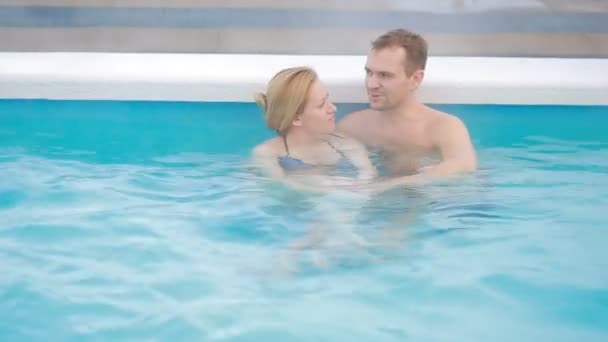 De geothermische spa warmwaterbron. Romantische koppel in liefde ontspannen in het warme zwembad. — Stockvideo