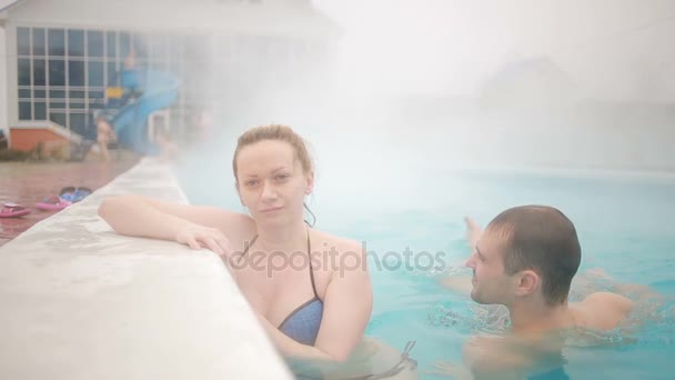 Spa géothermique aux sources chaudes. Couple romantique amoureux se détendre dans la piscine chaude . — Video