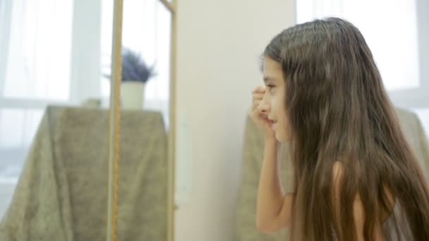 Маленькая девочка нарисована перед зеркалом ее матери макияж — стоковое видео