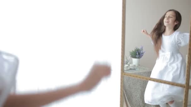 Little cute Dziewczyna taniec i wygłupiać się w domu — Wideo stockowe