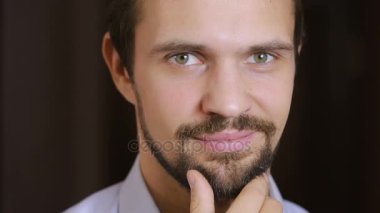 yakışıklı moda model adam portre yeşil gözleri ve gülümseme ile kapatın. Sakal