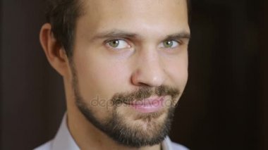 yakışıklı moda model adam portre yeşil gözleri ve gülümseme ile kapatın. Sakal