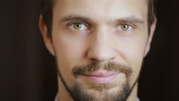 Beau portrait d'homme modèle de mode avec les yeux verts et sourire de près. barbe — Video