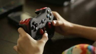 Adam bir joystick ile bilgisayar oyunu oynamak. yakın çekim çocuk ellerin