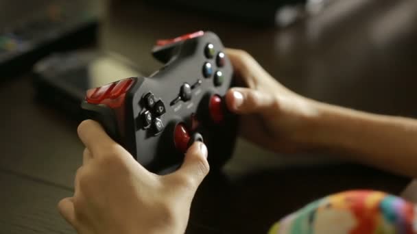 Ο άνθρωπος παίζει βίντεο παιχνίδι με ένα joystick. γκρο πλαν, παιδικά χέρια — Αρχείο Βίντεο