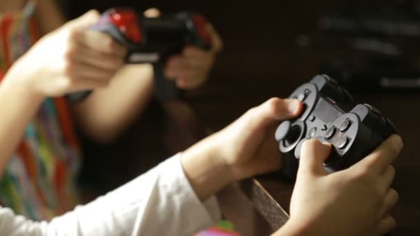 Homem jogando videogame com um joystick. close-up das mãos das crianças — Vídeo de Stock