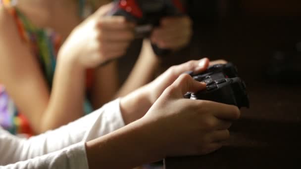 Człowiek w gry wideo za pomocą joysticka. szczelnie-do góry ręce dla dzieci — Wideo stockowe