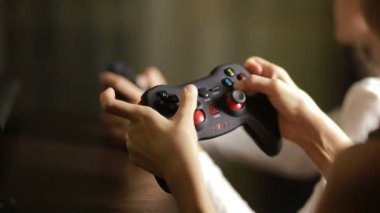 Adam bir joystick ile bilgisayar oyunu oynamak. yakın çekim çocuk ellerin