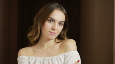 genç güzel esmer kız kamera gülümseyen seyir