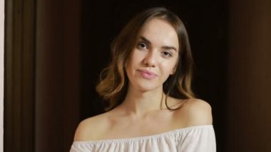 genç güzel esmer kız kamera gülümseyen seyir