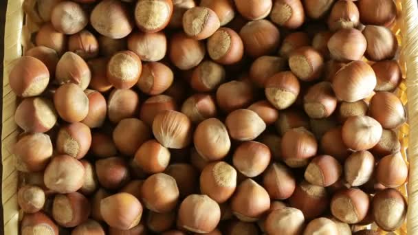 Nueces asquerosas. Colocador en una cesta de mimbre, primer plano — Vídeos de Stock