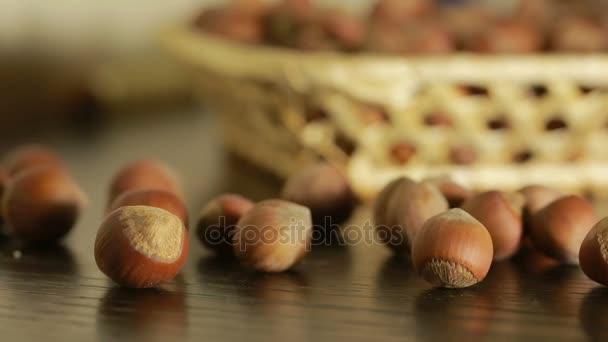 Nueces asquerosas. Colocador en una cesta de mimbre, primer plano — Vídeos de Stock