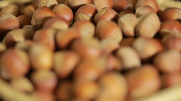 Nueces asquerosas. Colocador en una cesta de mimbre, primer plano — Vídeos de Stock