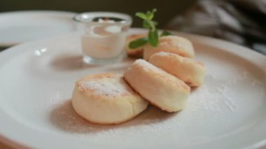 Peynirli krep ekşi krema çatal ve bıçak ile yemek Cafe kız.