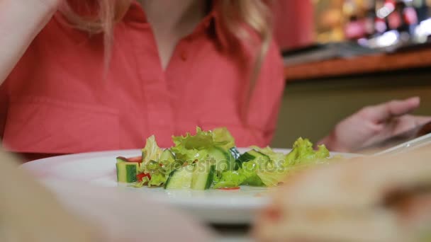 Чоловік і жінка обідали в кафе. крупним планом руки без обличчя — стокове відео