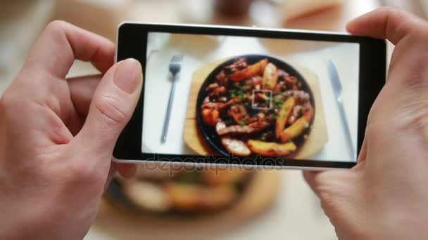 Hombre de moda en un restaurante hacer foto de la comida con la cámara del teléfono móvil — Vídeos de Stock