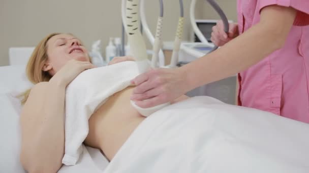 Cosmetologia hardware. donna ottenere procedura di sollevamento rf in un salone di bellezza . — Video Stock
