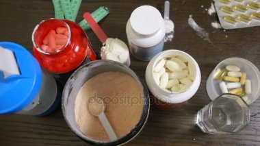 protein, bcaa, omega3 hap ahşap arka plan üzerinde. Spor beslenme kavramı