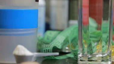 protein, bcaa, omega3 hap ahşap arka plan üzerinde. Spor beslenme kavramı