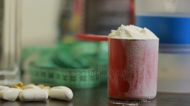 protein, bcaa, omega3 hap ahşap arka plan üzerinde. Spor beslenme kavramı
