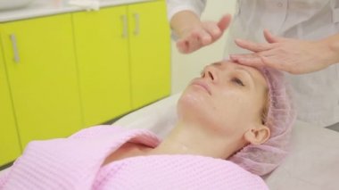 bir kaplıca tedavisi alma kadın yüzü. derin yüz temizleyici