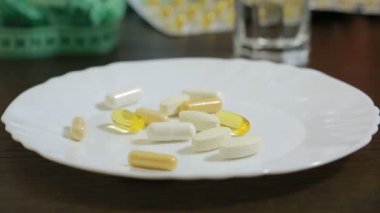 protein, bcaa, omega3 hap ahşap arka plan üzerinde. Spor beslenme kavramı