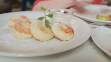 Peynirli krep ekşi krema çatal ve bıçak ile yemek Cafe kız.