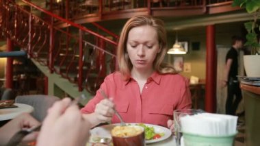 Erkek ve kadın café'de yemek yiyoruz. yüzü olmayan eller Close-Up