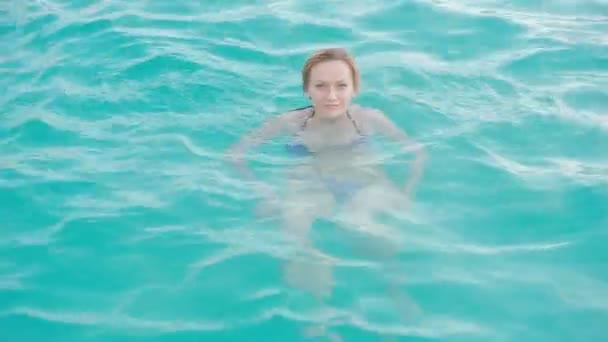 Jeotermal spa. Kadında kaplıca havuzu rahatlatıcı. — Stok video