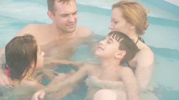 Warmwaterbronnen geothermische spa. gezin met kinderen om te ontspannen in het warme zwembad. — Stockvideo