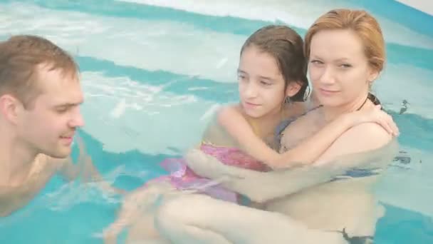Terme geotermiche. famiglia con bambini per rilassarsi nella piscina calda . — Video Stock