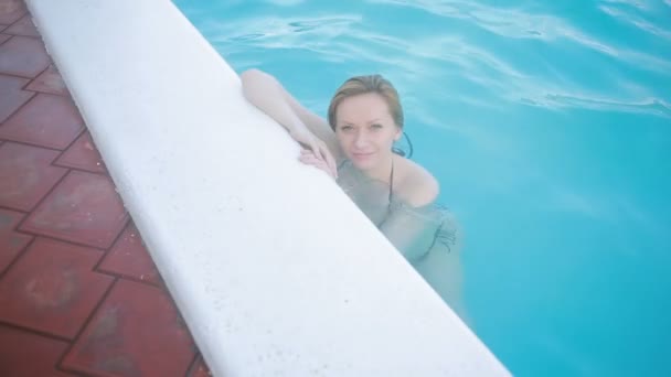 Termas termais termais. Casal romântico apaixonado relaxando na piscina quente . — Vídeo de Stock