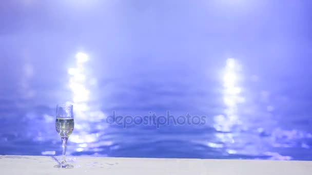 Nő éjjel a medence termál vízzel a egy pohár pezsgő — Stock videók