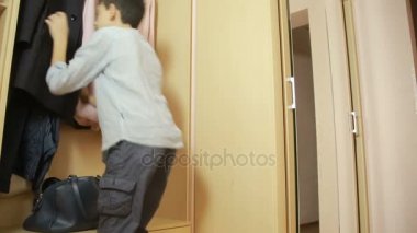Çocuk bir çanta ailesinden para çeker. hırsızlık, teen