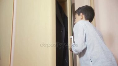 Çocuk bir çanta ailesinden para çeker. hırsızlık, teen