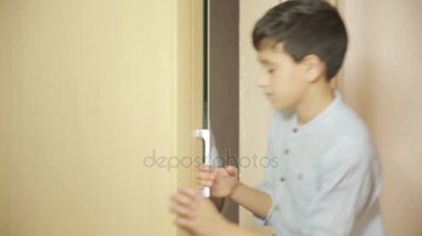 Çocuk bir çanta ailesinden para çeker. hırsızlık, teen