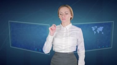 İş kadını dokunmatik ekran üzerinde bir finansal analiz yapar. Finansal ticaret