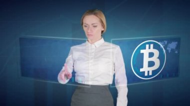 İş kadını dokunmatik ekran üzerinde bir finansal analiz yapar. Bitcoin