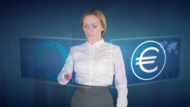 Деловая женщина делает финансовый анализ на сенсорных экранах. евро, Россия — стоковое видео