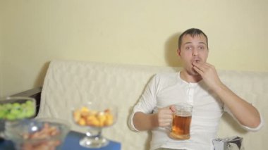 ev kanepe ve televizyon izlerken içki bira genç adam