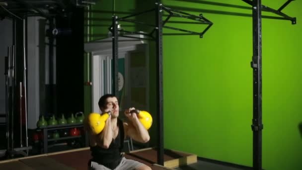 Ung atletisk man gör kettlebell swing träning på gymmet. CrossFit — Stockvideo