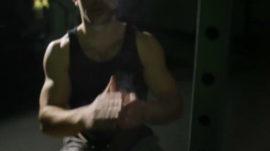 Gömleksiz adam yatay bir çubuk üzerinde Mide Egzersizleri yapıyor. CrossFit. egzersiz