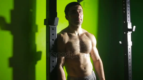 Sexy giovane uomo con un bel corpo muscolare in cerca di fotocamera — Video Stock