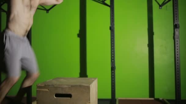 Izmos férfi csinál egy doboz ugrik. tornaterem. CrossFit — Stock videók