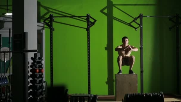 Hombre musculoso haciendo un salto de caja. gimnasio. CrossFit — Vídeos de Stock