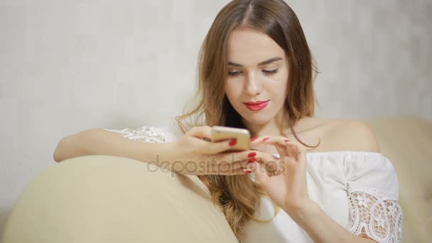 Mooie jonge vrouw praten op mobiele telefoon thuis. — Stockvideo
