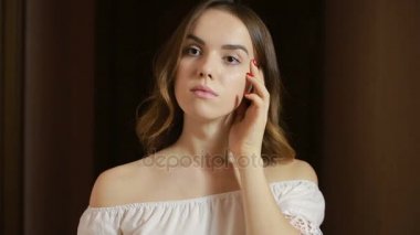 genç güzel esmer kız kamera gülümseyen seyir