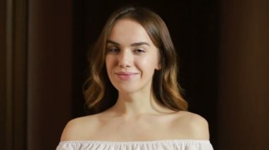 genç güzel esmer kız kamera gülümseyen seyir